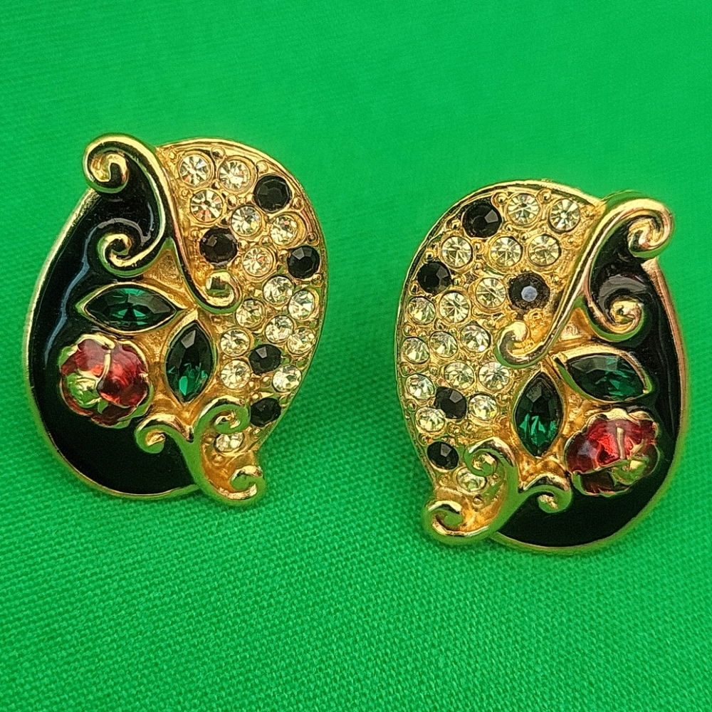 VINTAGE EARRINGS.